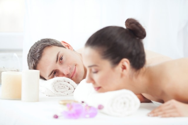 Best-Valentines-Day-Gift-Ideas-for-Her-Couple-Spa
